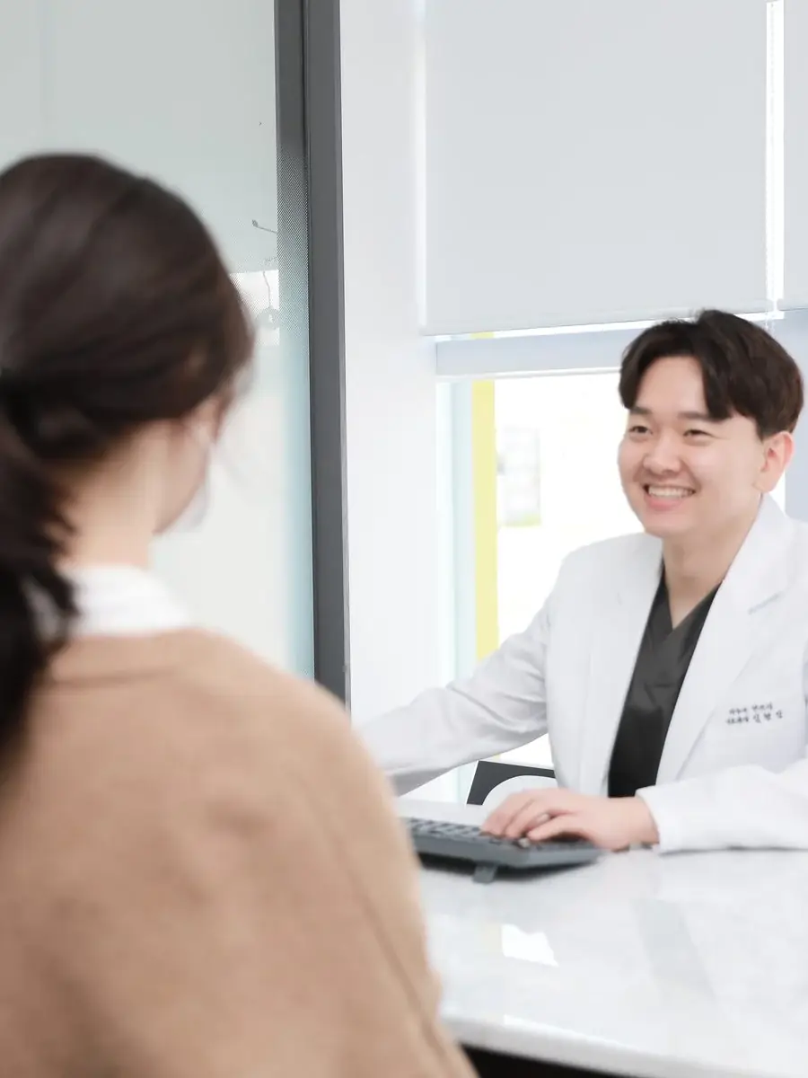 대표원장이 진료 계획을 설명하는 모습
