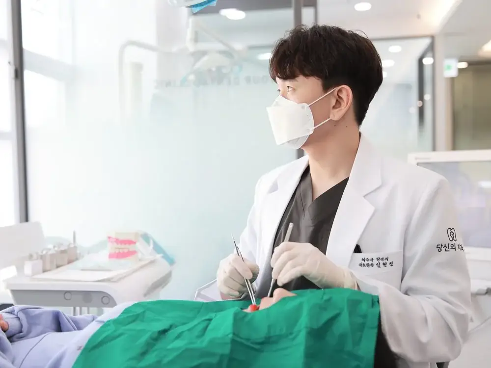 치주과 전문의인 임현진 대표원장이 임플란트 수술을 진행하는 모습