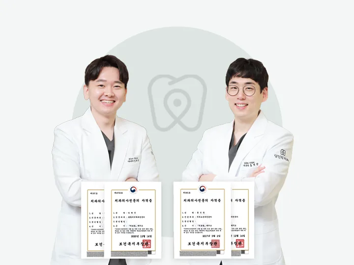 대표원장이 촬영 자료를 화면에 띄워 환자에게 설명하는 모습