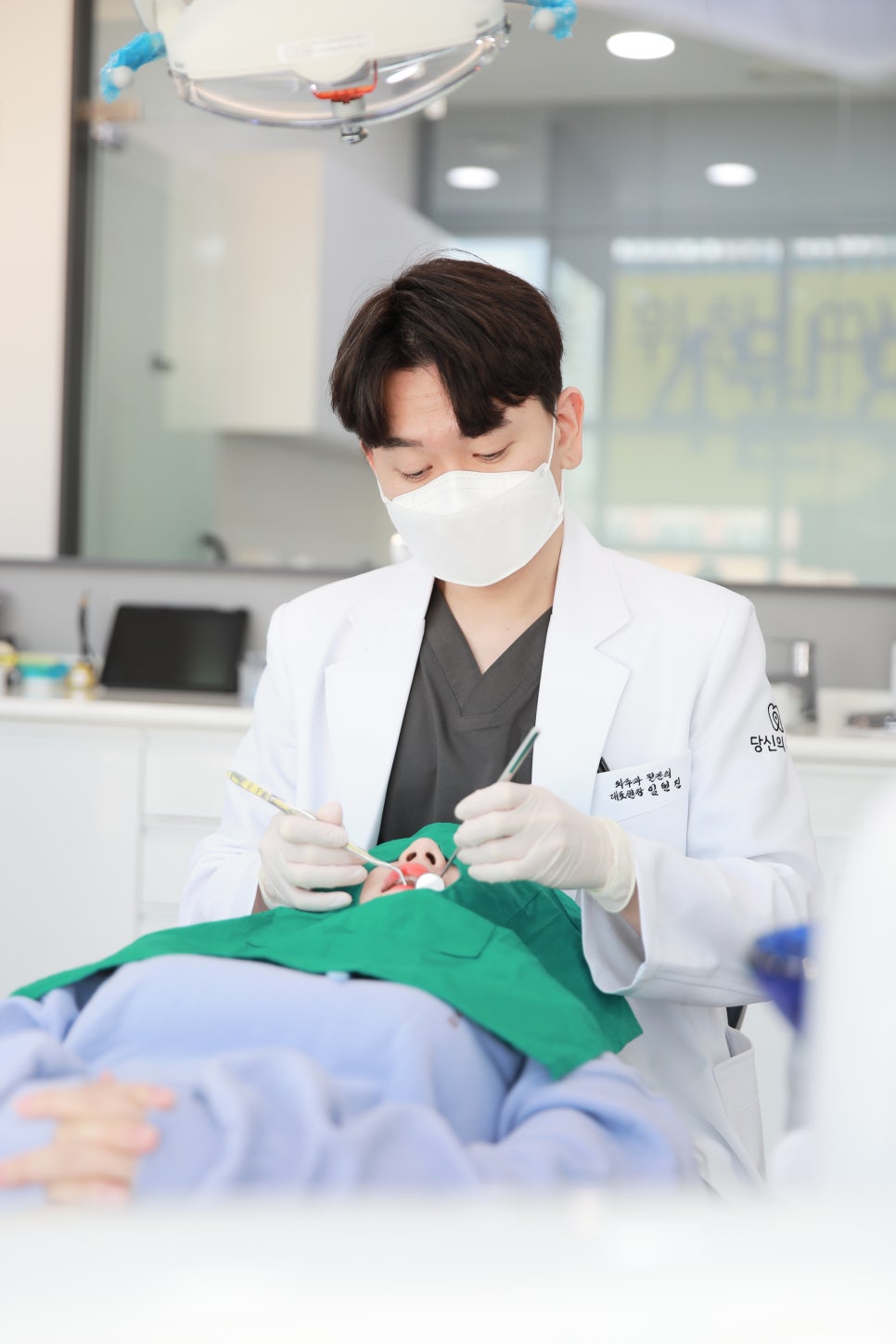 치과 의사가 환자에게 임플란트 시술을 진행하는 모습